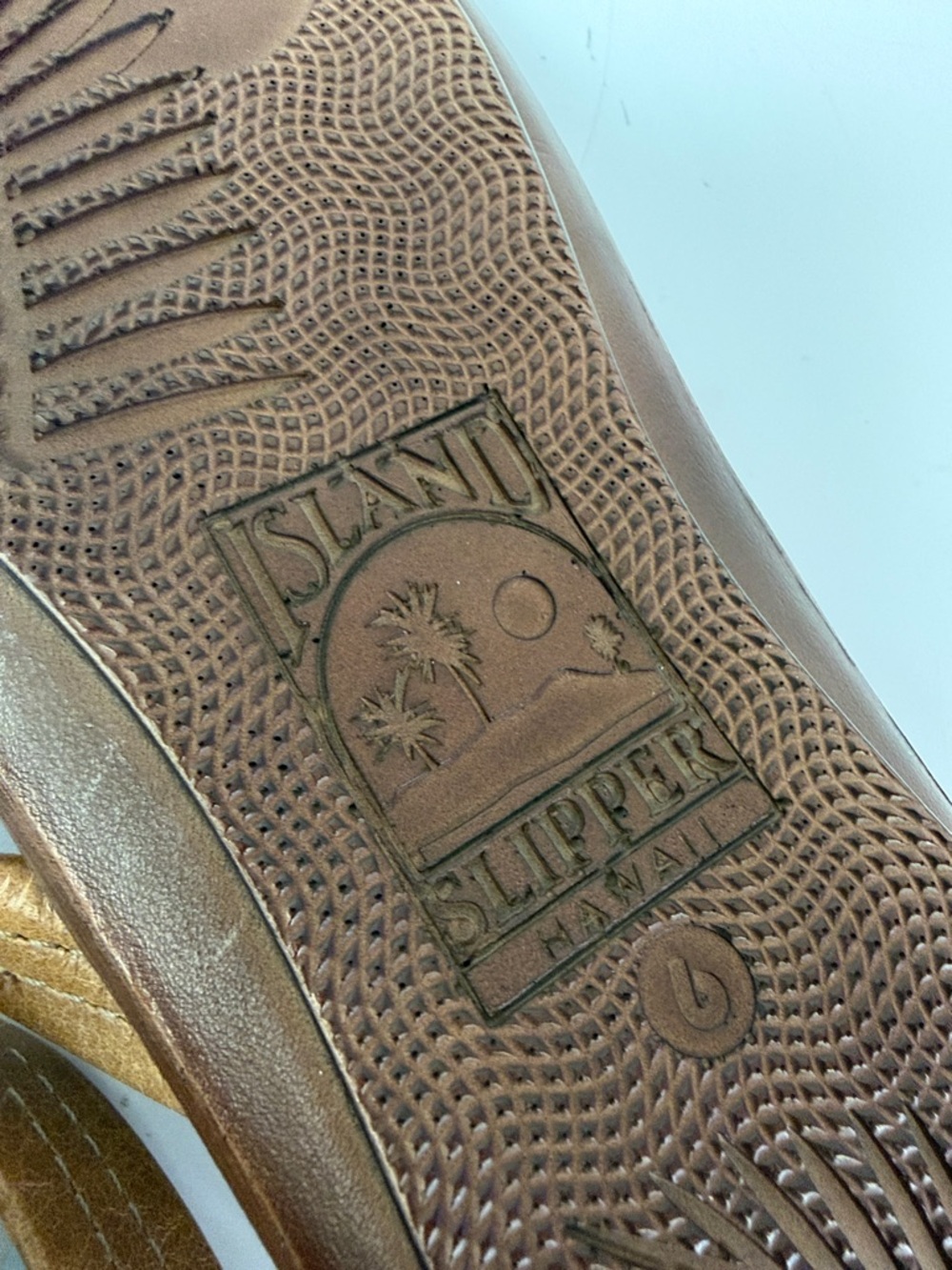 BRAND NEW Island Tan Suede Leather Thong Flip Flop Sandal Gold Hibiscus SIZE 6 - Picture 8 of 8